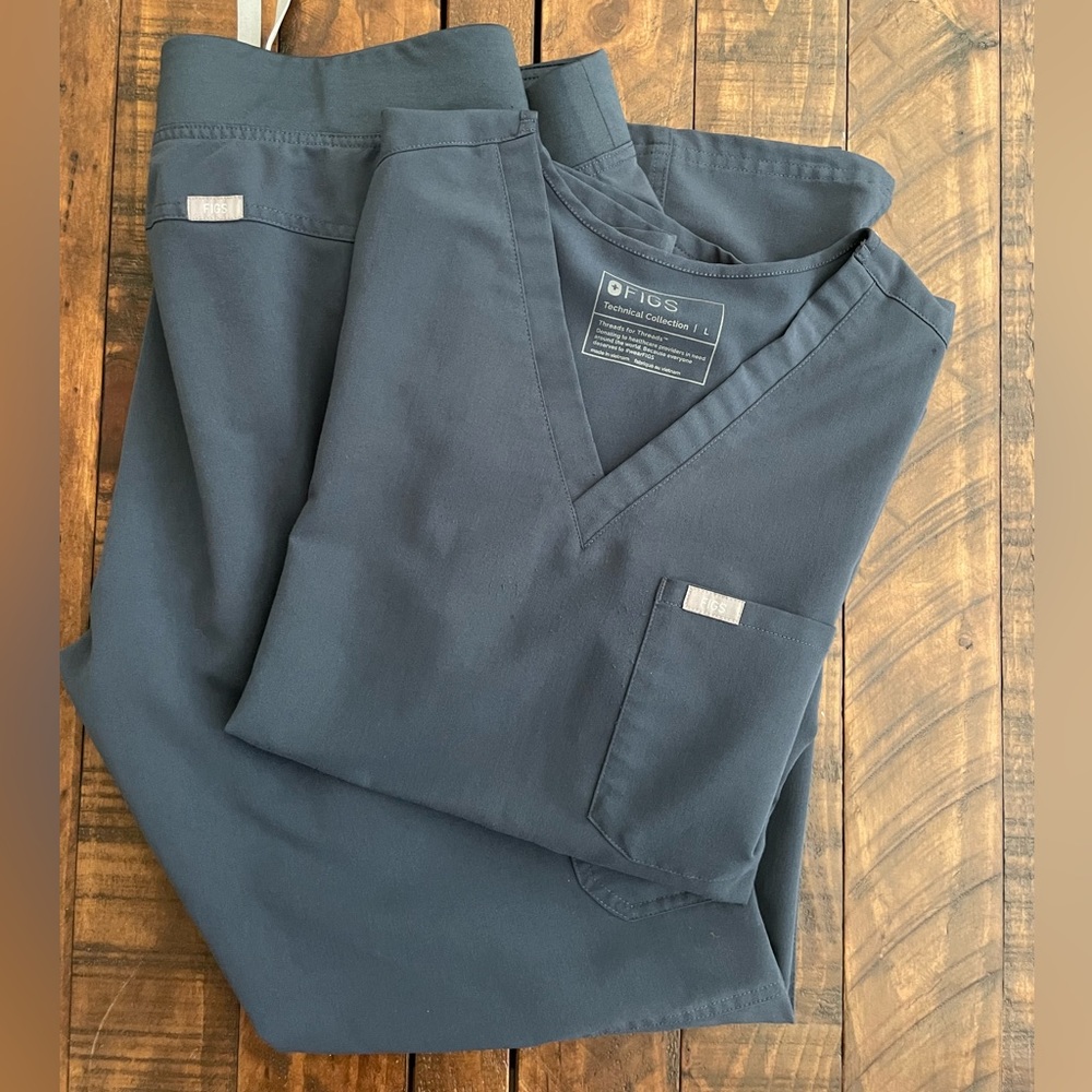 Figs Women’s Size Large Scrub Set